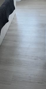 LZQ 7,5m² Vinylboden Vinyl Laminat Selbstklebend Dielen Planke PVC Bodenbelag Rutschfest Wasserfest 54 Stück Vinyl-Dielen Holzmaserung Dielen Dicke 2 mm (Dunkelgrau) Kunden-Foto 4