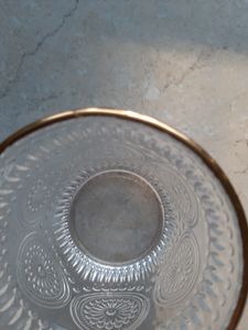 Der Goldrand ist nicht sauber ausgeführt. Sichtbare Markierungen an einem Glas.