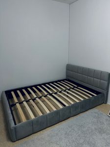 Flieks hydraulická čalúnená posteľ 140x200 cm s úložným priestorom, manželská posteľ, posteľ pre mladých s úložným priestorom, roštový rám, zamat, sivá Fotografia od zákazníka č. 1