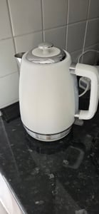 HOMCOM Wasserkocher- und Toaster-Set aus Edelstahl, 2200 W, 1,7 l, 4-Scheiben-Toaster, 7 Bräunungsstufen, Schnellaufheizfunktion, Strix-Thermostat, Kalkfilter und Krümelschublade, Weiß Kunden-Foto 1