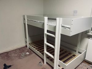 Łóżko piętrowe Flieks 90x200cm z zabezpieczeniem przed wypadnięciem, łóżko dziecięce z listwową ramą, łóżko na poddaszu z drabinką dla 2 dzieci, łóżko piętrowe drewniane, białe Zdjęcie produktu od klienta nr 2