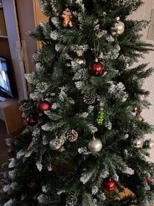 Yorbay Künstlicher Weihnachtsbaum 180CM Tannenbaum mit Ständer für Weihnachten-Dekoration  Weihnachtsbaum mit Schnee Mehrweg Kunden-Foto 5