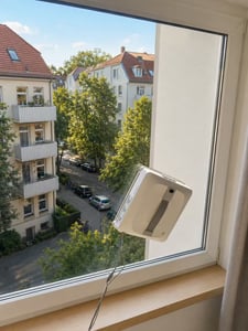 INSE Fensterputzroboter 8000 Pa, automatischer Fensterreiniger mit Wassertank, 4 Sprühdüsen, Lasersensoren, App für Fenster Glas Dusche Kunden-Foto 1