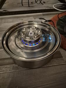 Katzenbrunnen Edelstahl 2L, Trinkbrunnen Katze mit Aktivkohlefilter, Automatischer Wasserspender für Katzen & Hunde, Ultra Leise Pumpe, USB Kunden-Foto 1