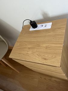 Noční stolek VASAGLE, sada 2 kusů, boční stolek, 3 zásuvky, zkosené hrany, 2 zásuvky, 2 porty USB Fotografie od zákazníka č. 15