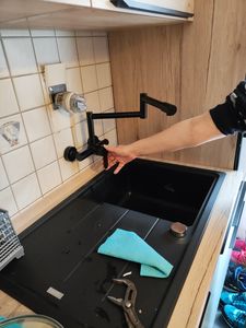 Wasserhahn faltbar mit Schwenkarm Küchenarmatur 360° drehbar Wandmontage Spültischarmatur (schwarz) Kunden-Foto 2