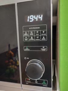 SHARP YC-PS234AE-S Mikrowelle, 10 Leistungsstufen, 23 Liter, halbdigitale Steuerung, silber Kunden-Foto 1