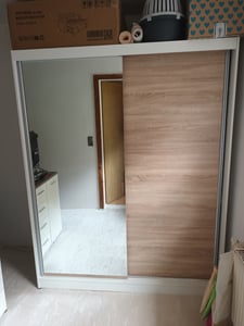 Schwebetürenschrank Kleiderschrank Bono 05, 160 cm, Weiß/Weiß mit Spiegel Kunden-Foto 4