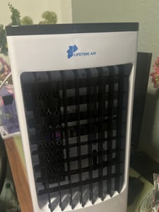 Lifetime Air Mini Air Cooler - Klimaanlage Mobil ohne Abluftschlauch Ventilator mit Wasserkühlung - Luftbefeuchter Lüfter 3 Stufen mit 2 Kühlelementen - 16 x 16 x 16,5 cm Kunden-Foto 9