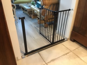 Barrière de sécurité XINZI, double serrure, en métal, blanche, 85-95 cm, barrière de sécurité | Arrêt à 90° | Fermeture automatique Photo du client 1