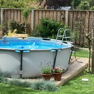 Bestway 58430 Échelle blanche d’accès pisicine à quatres marches 84 cm Photo du client 1