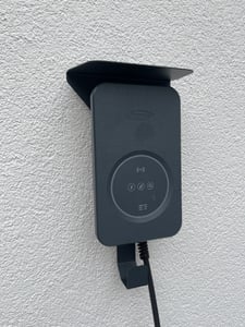 Wandhalterung Fronius Wattpilot Flex mit Kabelhalter und Wetterschutzdach - Edelstahl anthrazit (RAL 7016) Kunden-Foto 1