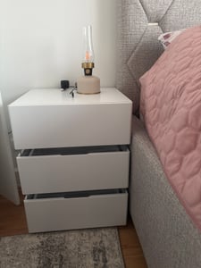 FCH Nachtschrank mit LED-Beleuchtung, 3 Schubladen, 2 AC-Steckdosen, 2 USB-Anschlüsse, Nachtkommode, Nachttisch, Weiß Kunden-Foto 4