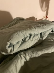 EllaTex Premium Mikrofaser Bettwäsche 200x220 + 2x 80x80 cm – große Bettwäschegarnitur mit Reißverschluss, Farbe: Burgund Kunden-Foto 1
