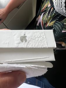 Es war nicht neu, bereits geöffnet und dazu schon beschädigt! Eine absolute Frechheit! Das Label war über das geöffnete Siegel geklebt. 