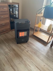 TRESKO® 4200 Watt Gasheizer Anthrazit inkl. Gasdruckregler Gasschlauch + Abdeckung | Gasofen Gasheizofen Keramik mit 3 Stufen | Infrarot Gasheizgerät Heizstrahler für Butan- oder Propangasflaschen bis 15 kg Kunden-Foto 4