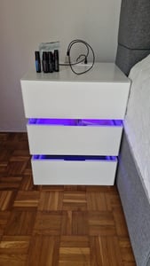 Nočný stolík FCH s LED osvetlením, s 3 zásuvkami, biely Fotografia od zákazníka č. 1