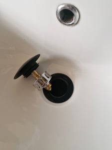 Bürstenking Ablaufgarnitur Waschbecken – Ablaufventil mit Haarsieb – für Waschbecken & Waschtisch – 1 1/4" Anschlussgewinde – Push-Open Funktion – mit Überlauf – 6,0 cm – ø 66 mm – Chrom Silber Kunden-Foto 2