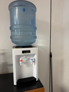 Dávkovač vody Elektrický dávkovač horké vody Pitná fontána Automat na teplé a studené nápoje (černý a bílý) Fotografie od zákazníka č. 1