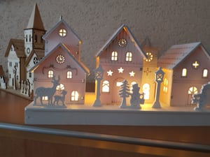 Maisons blanches en bois avec éclairage LED 14x28 cm Photo du client 2