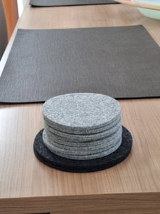 Filz-Untersetzer 12er Set (Ø 10 cm, 5 mm) – Runde Glasuntersetzer in Grau/Anthrazit mit Halter – Kratzschutz & Schutz vor Wasserflecken, platzsparend Kunden-Foto 1