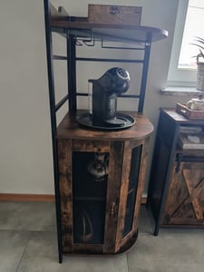 KOMFOTTEU Mobile bar con ripiano regolabile, mobile angolare in legno con portabicchieri e ante a griglia in metallo, mobile bar angolare per cucina, soggiorno, sala da pranzo, 46 x 46 x 130 cm (marrone) Foto del cliente 1