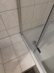 EMKE Duschkabine 90x90x185cm Eckeinstieg Pendeltür Falttür, 6mm ESG Sicherheitsglas, Höhe 1850mm, Hebe-Senk-Funktion, Chrom-Optik EDF-Serie Kunden-Foto 2