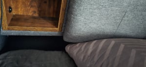 Letto imbottito Flieks 140x200cm matrimoniale con USB e Led, letto in legno massello con rete a doghe e testiera, letto contenitore funzionale Foto del cliente 4