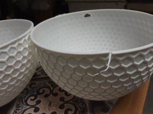 Lot de 3 pots de fleurs suspendus, pots suspendus à arrosage automatique avec réservoir d'eau et trou de drainage, pot suspendu en nid d'abeille avec chaînes en acier inoxydable, blanc, S (diamètre 16,5 cm) Photo du client 1