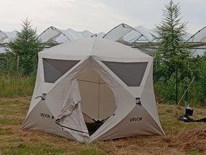 VEVOR Stan na kemping pre 4 osoby, nafukovací stan so sieťovými oknami, rodinný stan. Rýchla montáž za 60 sekúnd. Prenosný stanovací stan s prepravnou taškou, vhodný na rodinné kempovanie a turistiku, rozmer 229x229x212 cm Fotografia od zákazníka č. 2