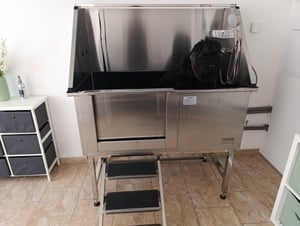 VEVOR Hundewaschstation aus Edelstahl, 1550x790x1470 mm Hundepflegewanne mit Rampe, Wasserfilterplatte, Wasserhahn, Duschkopf, Leine, für große, mittelgroße & kleine Haustiere (rechte Tür) Kunden-Foto 1