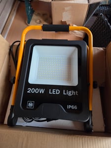 JOIEYOU LED Arbeitsleuchte 100W Baustrahler IP66 Arbeitsscheinwerfer mit 3m Kabel & Faltbarer U-Ständer LED Fluter Floodlight für Innen-Außen, Kaltweiß Kunden-Foto 1