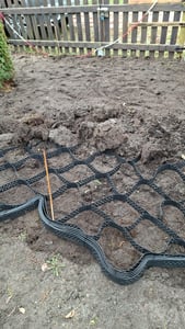 Griglia di ghiaia VEVOR, profondità 100 mm, griglia per prato 5200 x 2700 mm, ghiaia a nido d'ape, griglia a nido d'ape HDPE, geogriglia permeabile per la stabilizzazione di vialetti, per giardini, terrazze, marciapiedi, parcheggi per roulotte Foto del cliente 1