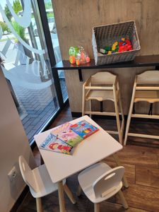 KESPER® Kindertisch mit 2 Stühlen mint – Kindersitzgruppe | Kindermöbel-Set für Kinderzimmer & Spielbereich | 3-teilig 1773313 Kunden-Foto 4