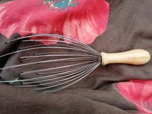 Die entspannende Kopfmassage Spinne mit 28 Fingern von Edelfeld [VERBESSERTE VERSION] – Mit Geschenkverpackung & Schleife – Kopfmassagegerät Geschenk Kunden-Foto 1