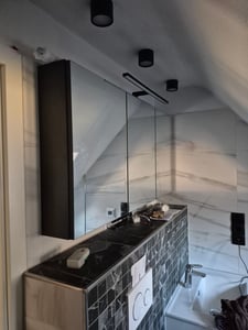 byLIVING SPREE zrcadlová skříňka / Matný antracitový korpus se zrcadlovými dvířky / Nástěnná skříňka s funkcí tichého zavírání / Včetně LED osvětlení / Koupelnová skříňka se zásuvkou a spínací skříňkou / Š 80, V 60, H 20 cm Fotografie od zákazníka č. 1