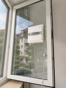 INSE Fensterputzroboter 8000 Pa, automatischer Fensterreiniger mit Wassertank, 4 Sprühdüsen, Lasersensoren, App für Fenster Glas Dusche Kunden-Foto 4