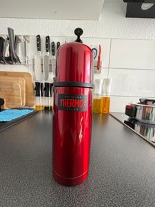 THERMOS LIGHT & COMPACT BEVERAGE BOTTLE Isolierkanne cranberry red polished | HAN 4019248075 | EAN 5010576956989 Photo du client 1