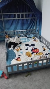 Letto per bambini Flieks 140x200cm con protezione anticaduta e comodino, letto da pavimento letto casa con rete a doghe, letto gioco letto in legno letto matrimoniale, grigio Foto del cliente 1