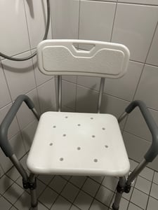 TWOLIIN sedadlo do vane pre seniorov Výškovo nastaviteľná stolička do vane, stolička do sprchy s opierkou chrbta a podrúčkami, protišmyková, pomôcka na vstup do vane do 150 kg Fotografia od zákazníka č. 1