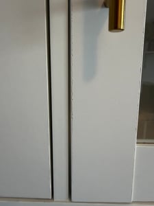 Mueble auxiliar de cocina Merax con armario alto, iluminación LED y toma de corriente, aparador con 6 puertas y 2 cajones, vitrina de cristal en estilo rústico, color blanco Foto del cliente 3