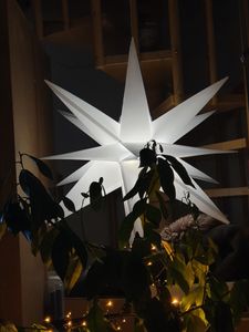 XXL Ø 100 cm 3D Leuchtstern / Weihnachtsstern mit warm-weißer LED Beleuchtung und Timer / für Innen und Außen geeignet (IP44) / hängend / 7,5 m Zuleitung (weiß) Kunden-Foto 1