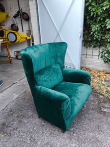 Elastischer Velours-Sesselbezug für Ohrensessel in Dunkelgrün – dehnbarer Schonbezug Kunden-Foto 2
