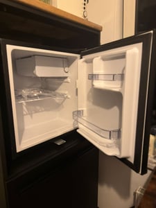 Stillstern Mini Kühlschrank E 45L mit Abtauautomatik, Schloss, Frostfach, Leise, Ideal für Küche, Büro, Schlafzimmer, Hotels und kleine Wohnungen Kühlschrank klein Minibar R600A Getränkekühlschrank Kunden-Foto 1
