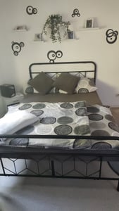 Yaheetech Metallbett Vintage Bettrahmen mit Hohem Kopfteil, Bettgestell Moderner Minimalistischer Einzelbett mit Lattenrost & Stauraum unter dem Bett für Schlafzimmer Gästezimmer, 90 x 200 cm Schwarz Kunden-Foto 2