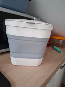 YourCasa® Biomülleimer Küche für Biomüll - Komposteimer Küche - FALTBAR Campingmülleimer - 4L Fassungsvermögen Weiss-Grau Kunden-Foto 1
