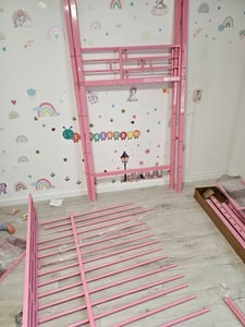 Postel s vysokým rámom, 90 × 200 cm, s LED osvetlením, v tvare domčeka, s úložným priestorom v schodoch a vysokým zábradlí, detská a juniorské lôžko, biela/ružová Fotografia od zákazníka č. 2