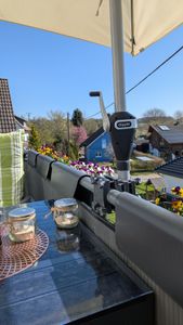 4er Set Geländerkasten Balkon mit Wasserspeicher Blumentopf Zaun Blumenkasten Geländer Balkontopf Balkonkasten mit Halterung Balkon Pflanzkasten Anthrazit Kunden-Foto 6