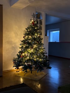 Yorbay Künstlicher Weihnachtsbaum 180CM Tannenbaum mit Ständer für Weihnachten-Dekoration  Weihnachtsbaum mit Schnee Mehrweg Kunden-Foto 3