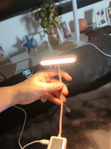 Lampada da lettura a morsetto per libri Ricaricabile a 3 temperature di colore Dimmerabile Lampada per libri Luce di lettura flessibile Lampada a morsetto portatile, rosa Foto del cliente 3